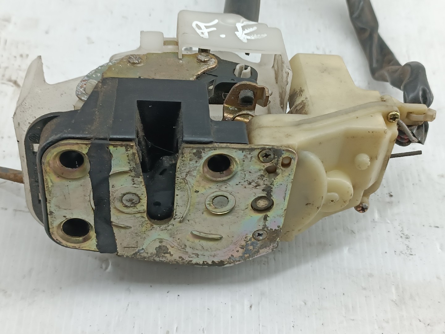 Fecho da Porta Frente Esquerdo MAZDA 626 V (GF) | 97 - 02 Imagem-3