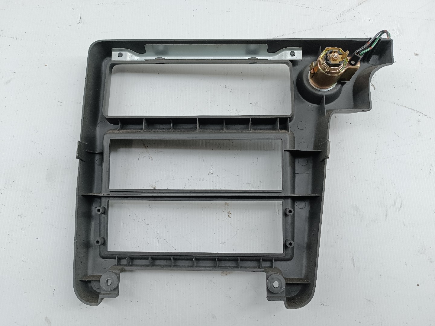 Moldura de consola central MITSUBISHI LANCER IV Hatchback (C6_A, C7_A) | 88 - 94 Imagem-1