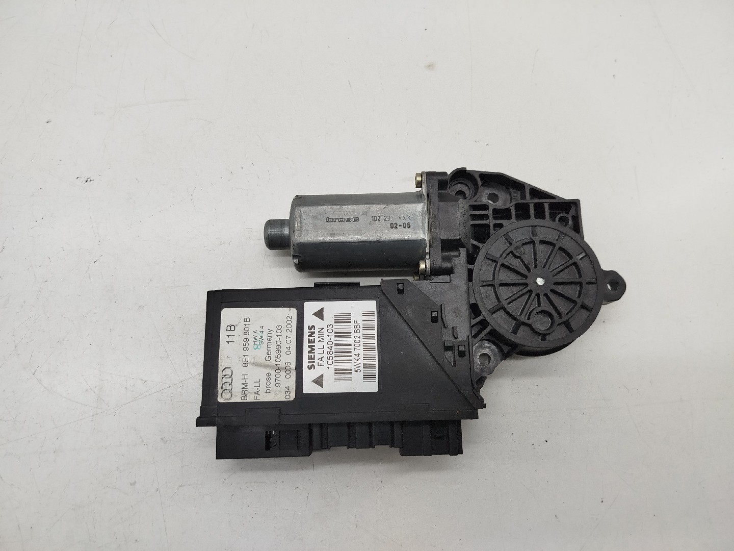 Motor de vidro frente esquerdo AUDI A4 (8E2, B6) | 00 - 05