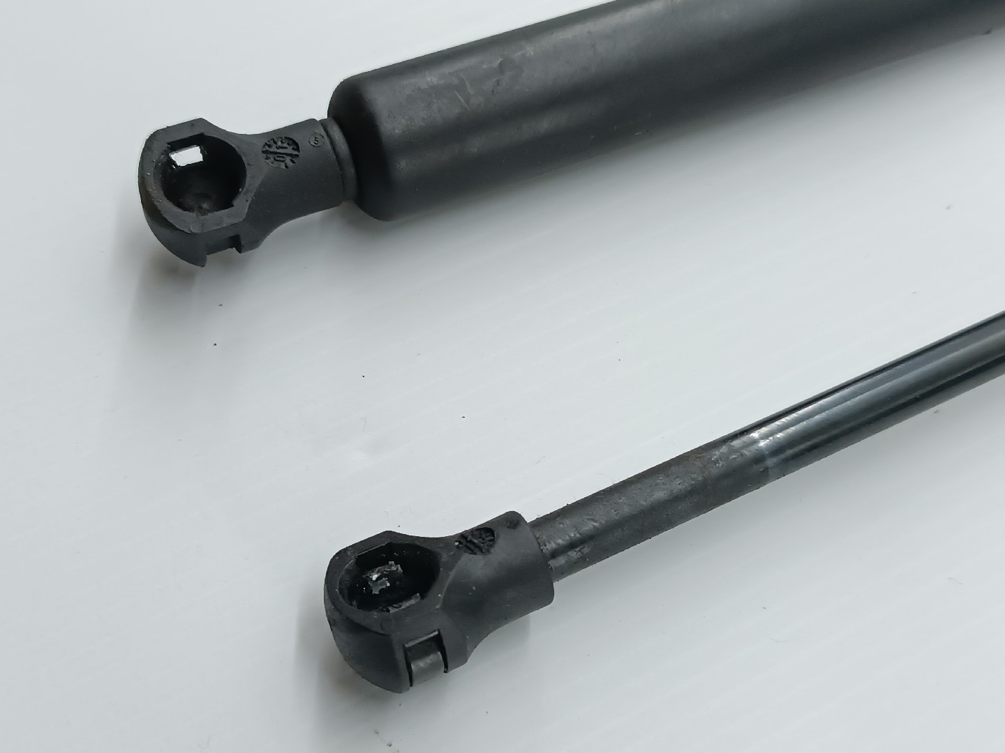 Amortecedores de mala esq. / Dir. PEUGEOT 206 Hatchback (2A/C) | 98 - 12 Imagem-2