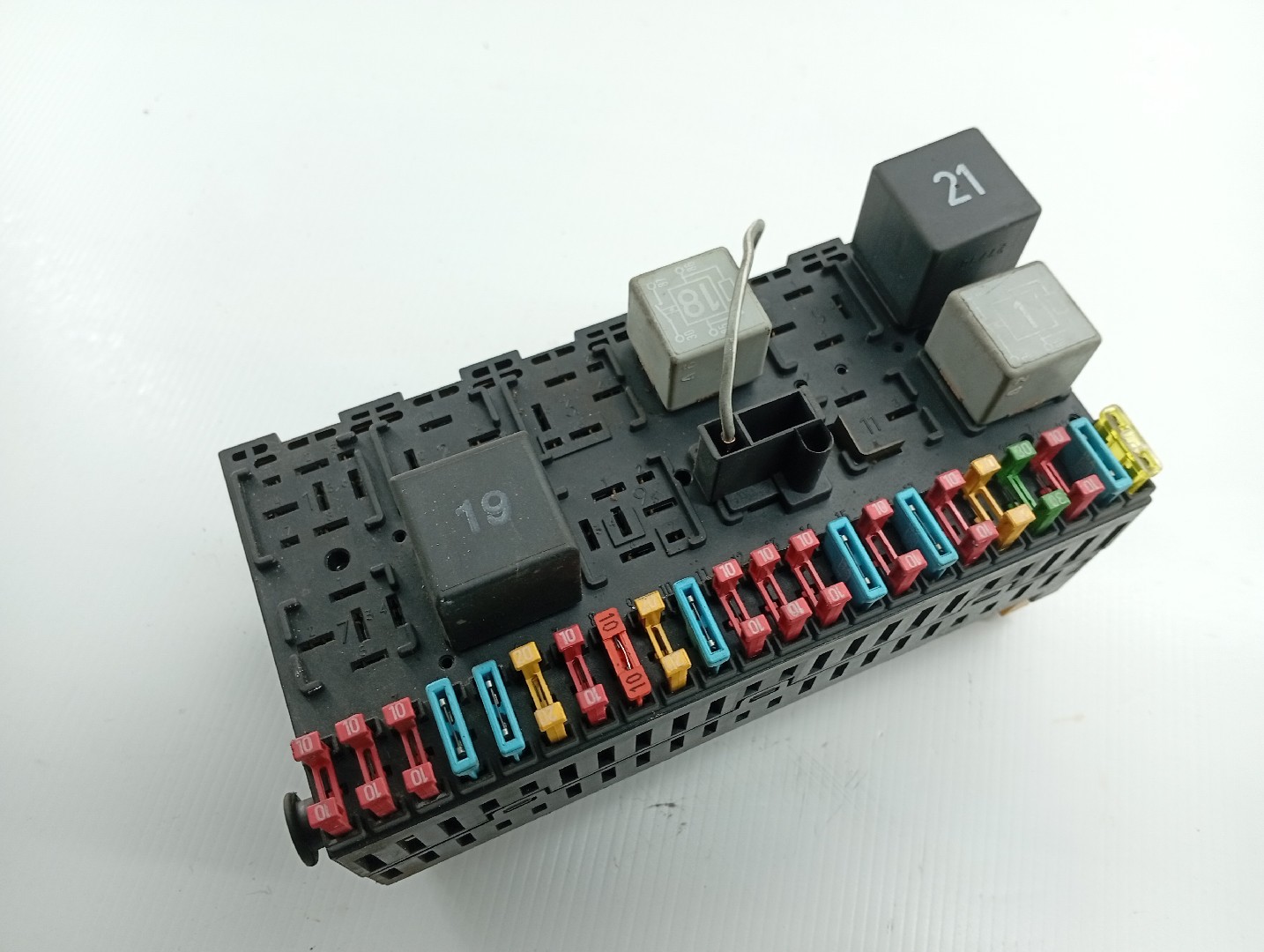 Caixa de fusíveis e relés VOLKSWAGEN JETTA II (19E, 1G2, 165) | 83 - 92 Imagem-1