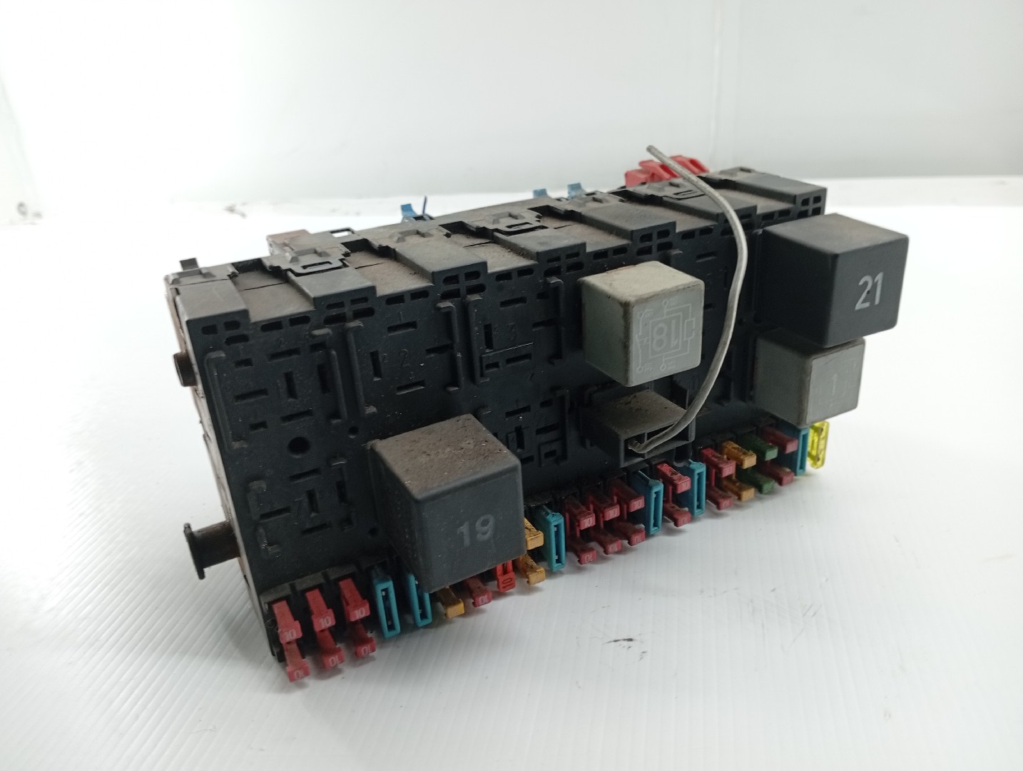 Caixa de fusíveis e relés VOLKSWAGEN JETTA II (19E, 1G2, 165) | 83 - 92 Imagem-3