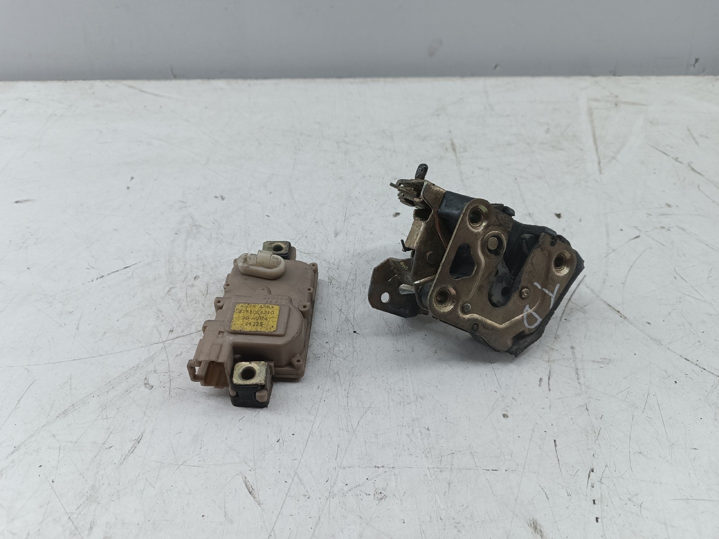 Fecho da Porta Trás Direito NISSAN BLUEBIRD (T72 , T12, U12) | 85 - 90