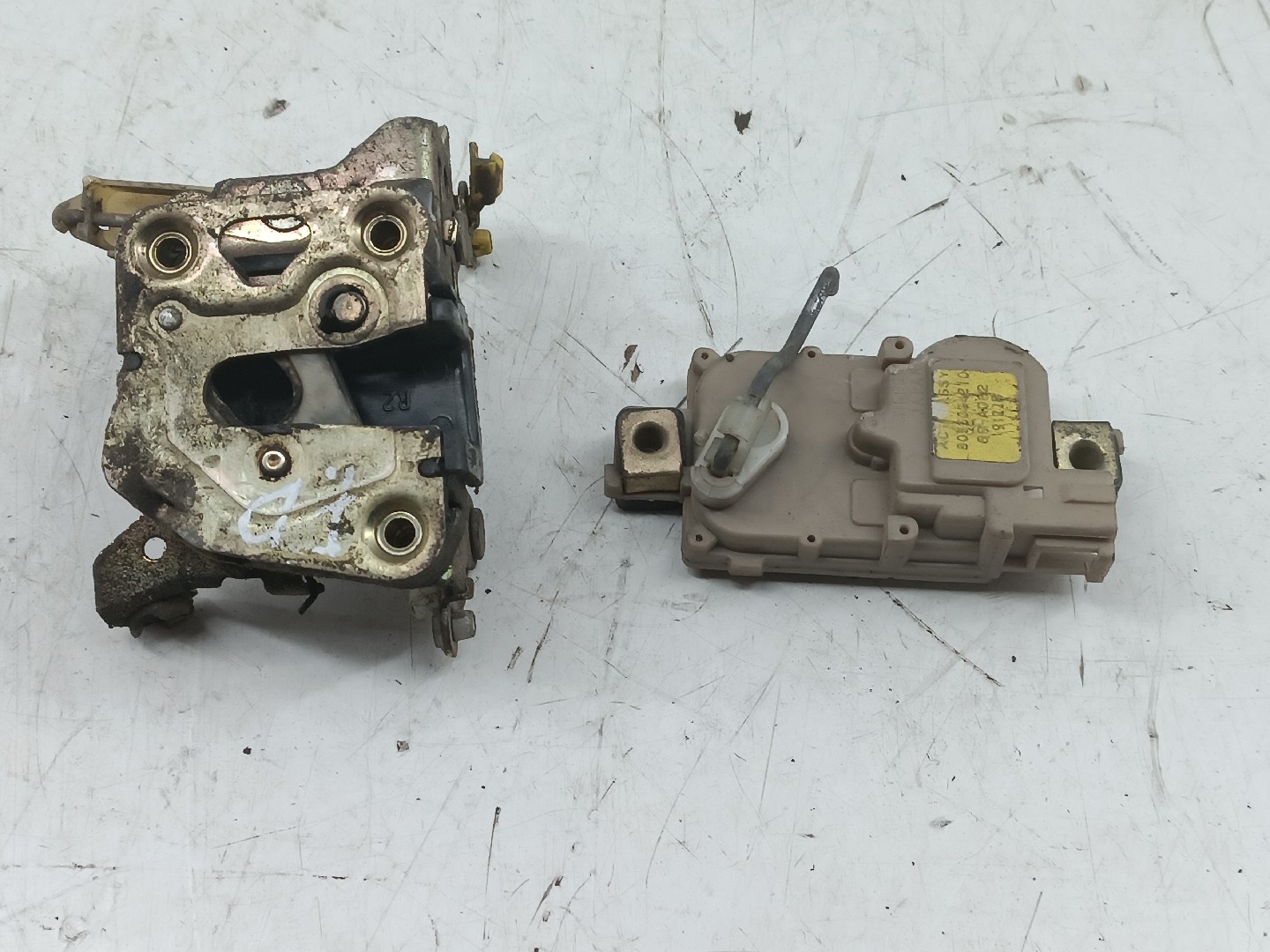 Fecho da Porta Frente Direito NISSAN BLUEBIRD (T72 , T12, U12) | 85 - 90