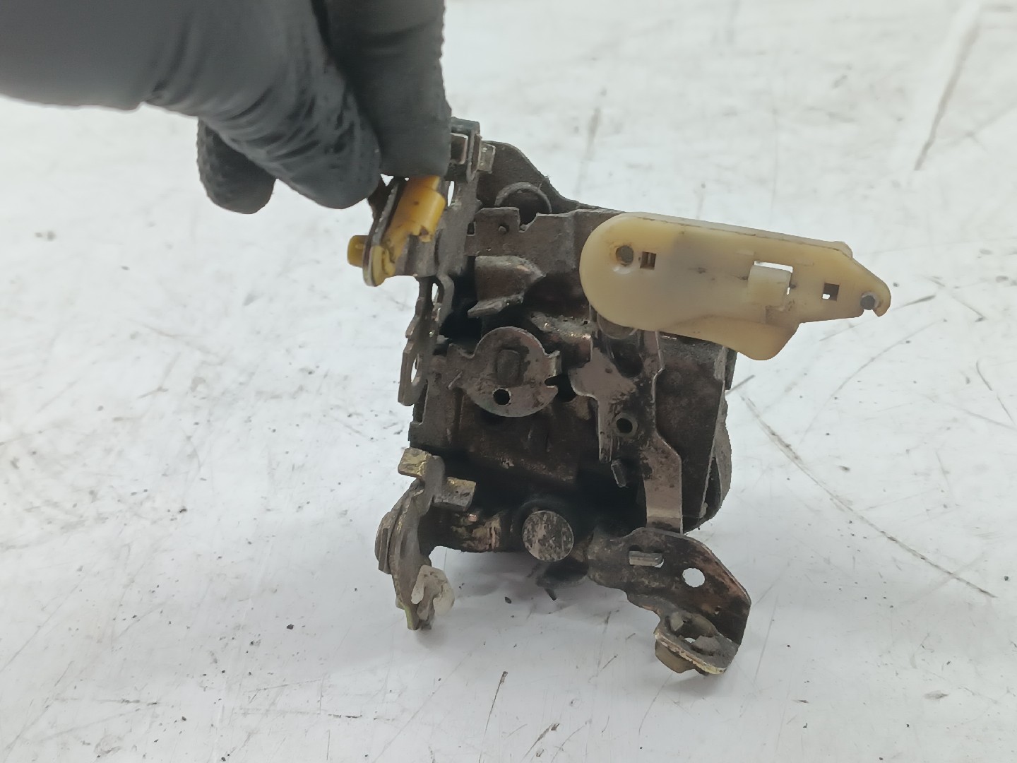 Fecho da Porta Frente Direito NISSAN BLUEBIRD (T72 , T12, U12) | 85 - 90 Imagem-2