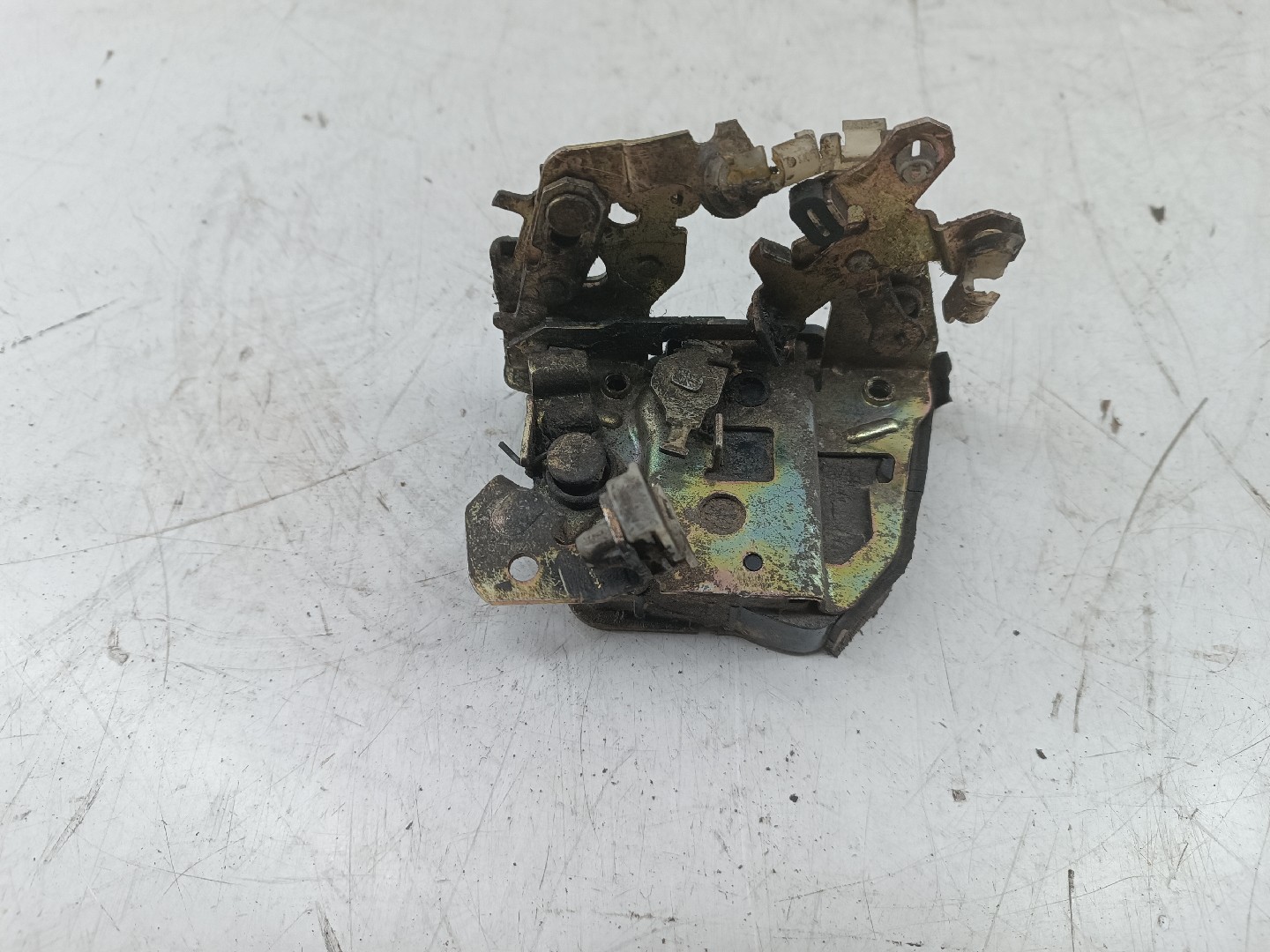 Fecho da Porta Trás Esquerdo NISSAN BLUEBIRD (T72 , T12, U12) | 85 - 90 Imagem-2