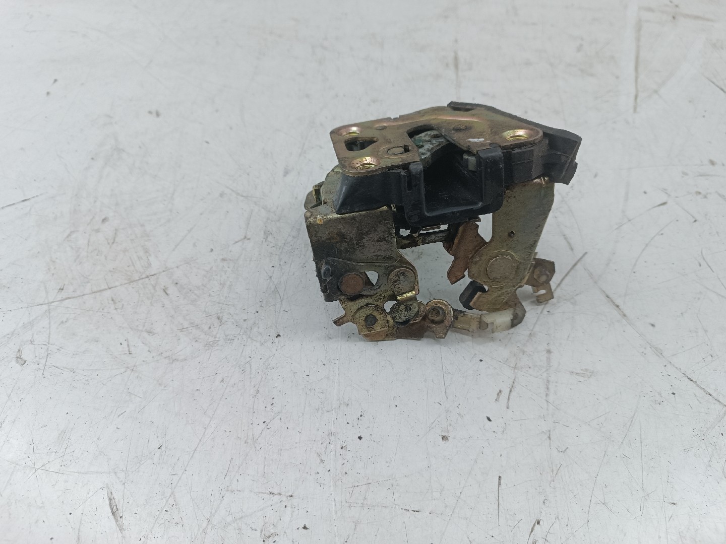 Fecho da Porta Trás Esquerdo NISSAN BLUEBIRD (T72 , T12, U12) | 85 - 90 Imagem-1