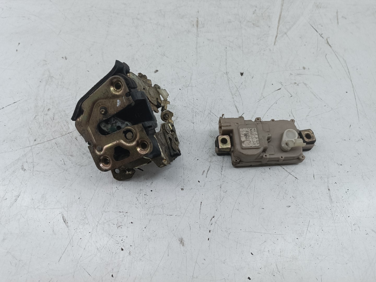 Fecho da Porta Trás Esquerdo NISSAN BLUEBIRD (T72 , T12, U12) | 85 - 90