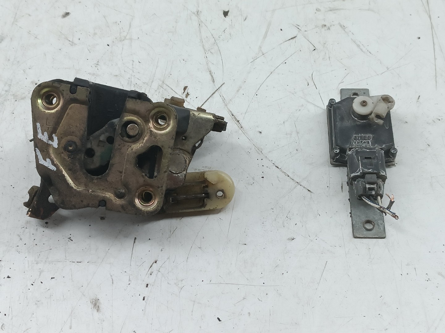 Fecho da Porta Frente Esquerdo NISSAN BLUEBIRD (T72 , T12, U12) | 85 - 90