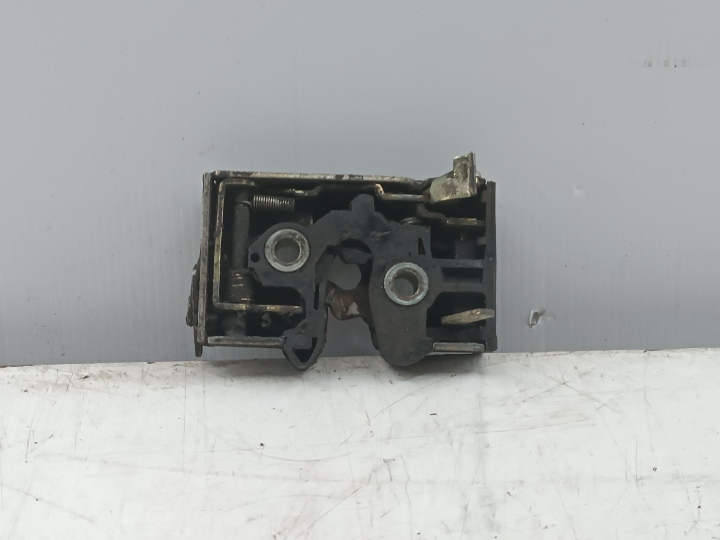 Fecho da Porta Trás Esquerdo VOLKSWAGEN JETTA II (19E, 1G2, 165) | 83 - 92 Imagem-1