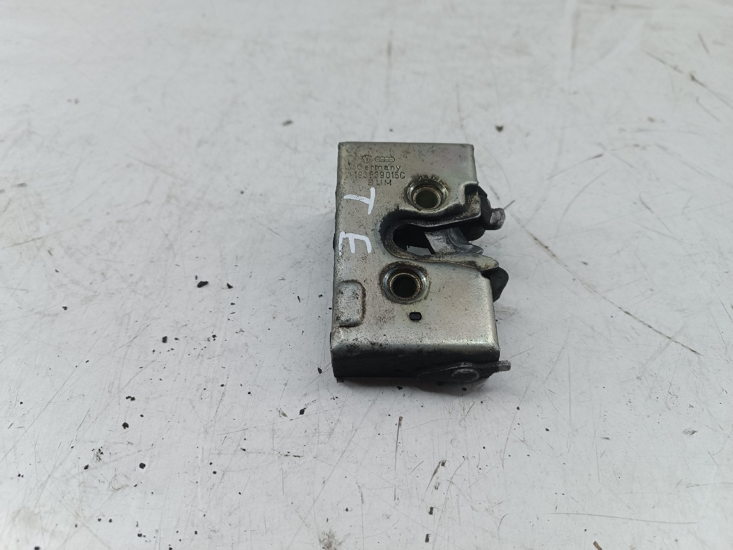 Fecho da Porta Trás Esquerdo VOLKSWAGEN JETTA II (19E, 1G2, 165) | 83 - 92