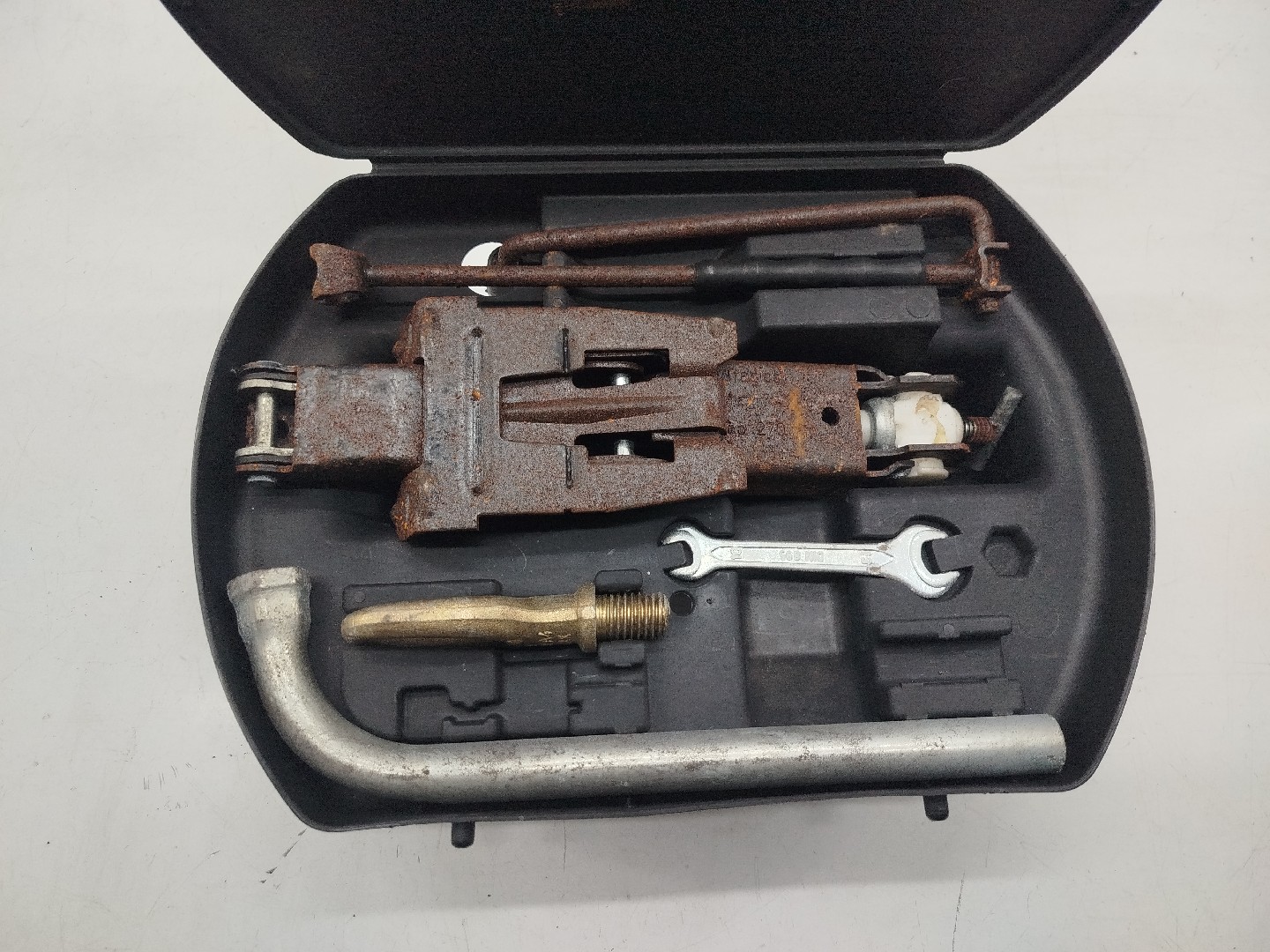 Kit de troca de pneu VOLKSWAGEN POLO (6N1) | 94 - 99 Imagem-1