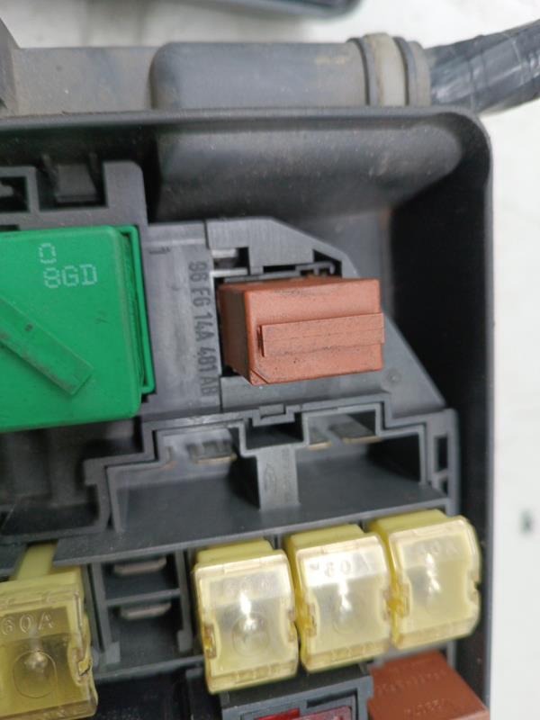 Caixa de fusíveis e relés FORD FIESTA IV (JA_, JB_) | 95 - 02 Imagem-1