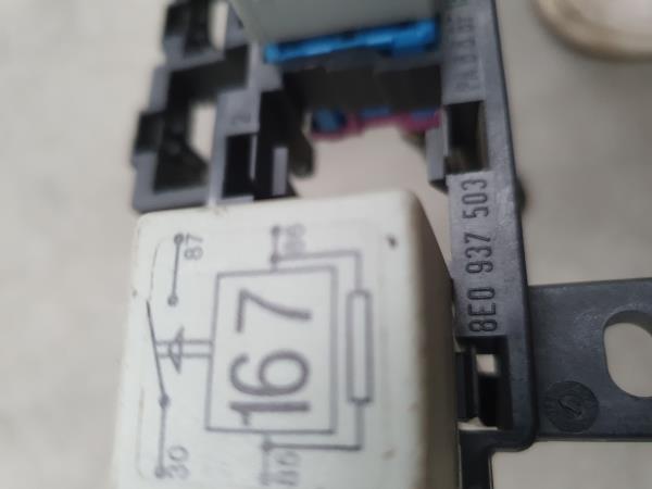 Placa de suporte de fusíveis AUDI A4 (8E2, B6) | 00 - 05 Imagem-2