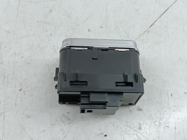 Botão de abertura da mala MERCEDES-BENZ A-CLASS (W177) | 18 -  Imagem-1