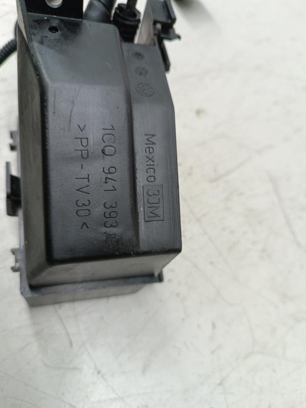 Caixa de fusíveis e relés VOLKSWAGEN NEW BEETLE (9C1, 1C1) | 98 - 10 Imagem-2