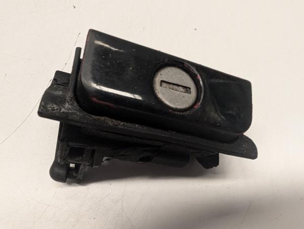 PUXADOR DA TAMPA DA MALA VOLKSWAGEN GOLF III (1H1) | 91 - 98