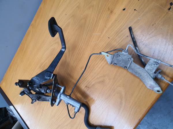 PEDAL DE EMBRAIAGM TOYOTA AVENSIS (_T22_) | 97 - 03
