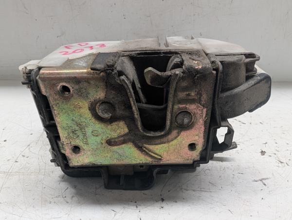 FECHO DA PORTA FRENTE DTO VOLKSWAGEN POLO CLASSIC (6V2) | 95 - 09
