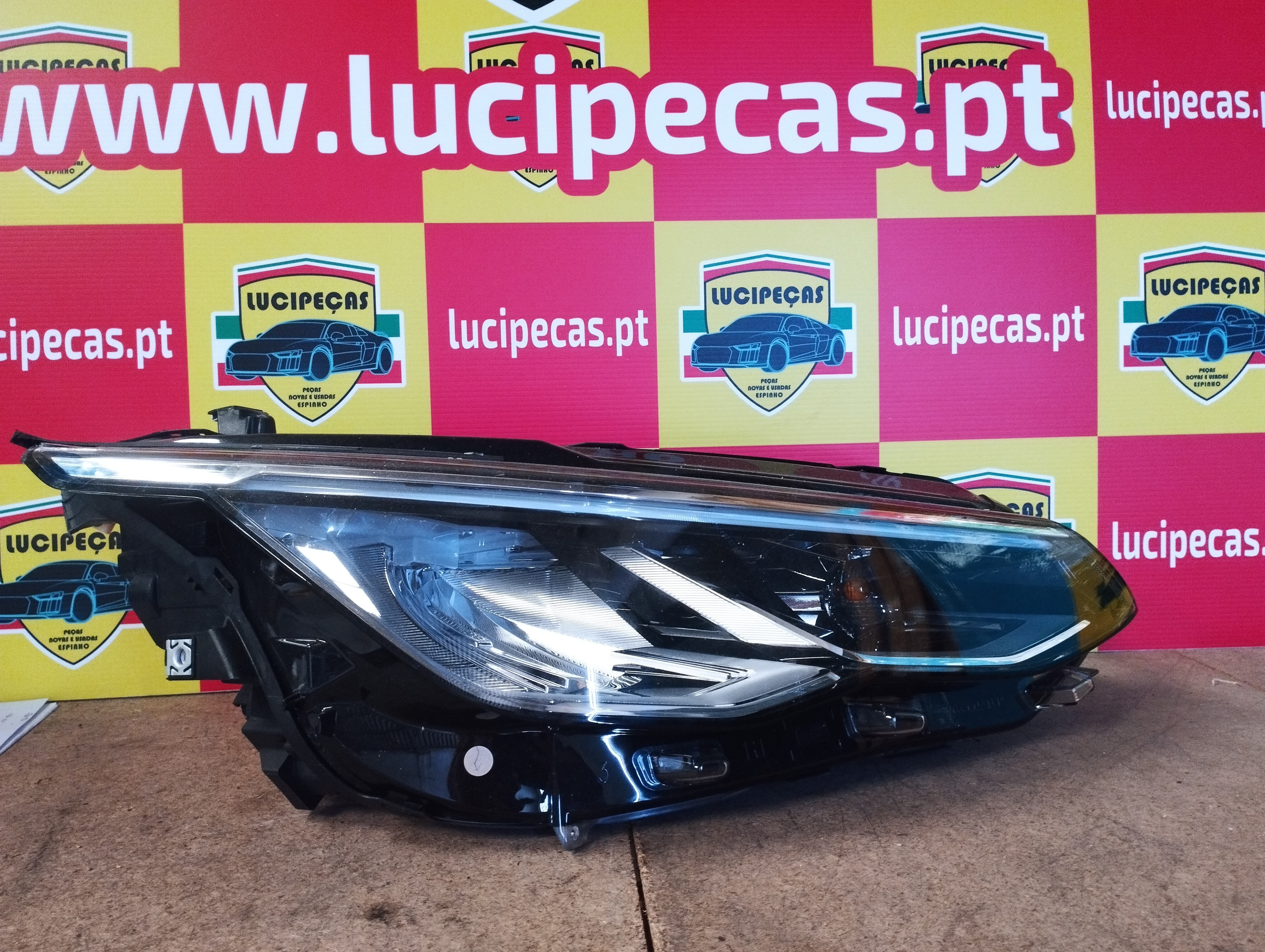 Right Headlight  VOLKSWAGEN GOLF VIII (CD1) | 19 - 
