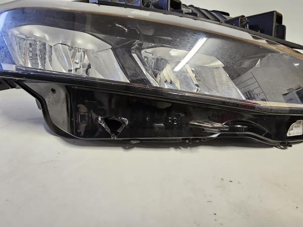 Right Headlight  PEUGEOT 308 III Imagem-1