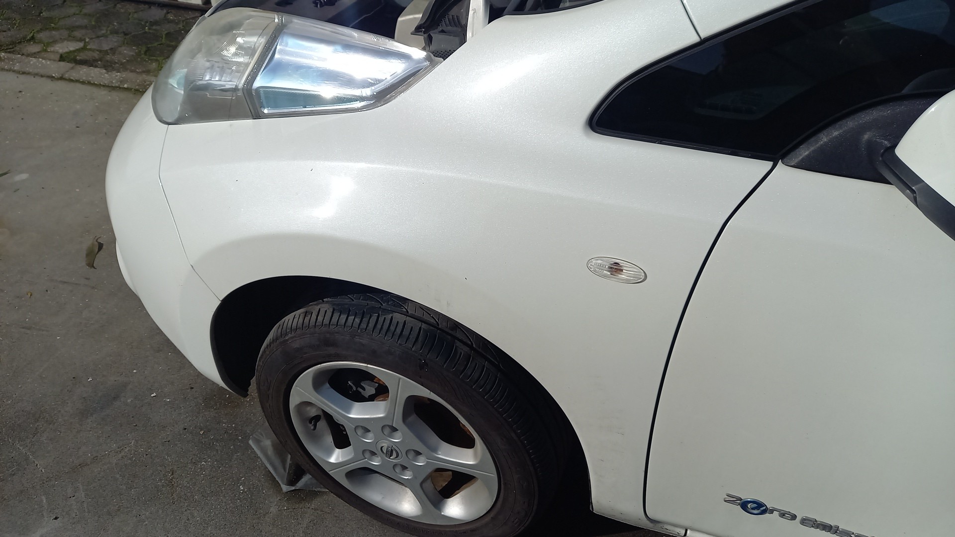 Guarda Lamas Esquerdo NISSAN LEAF (ZE0) | 10 - 