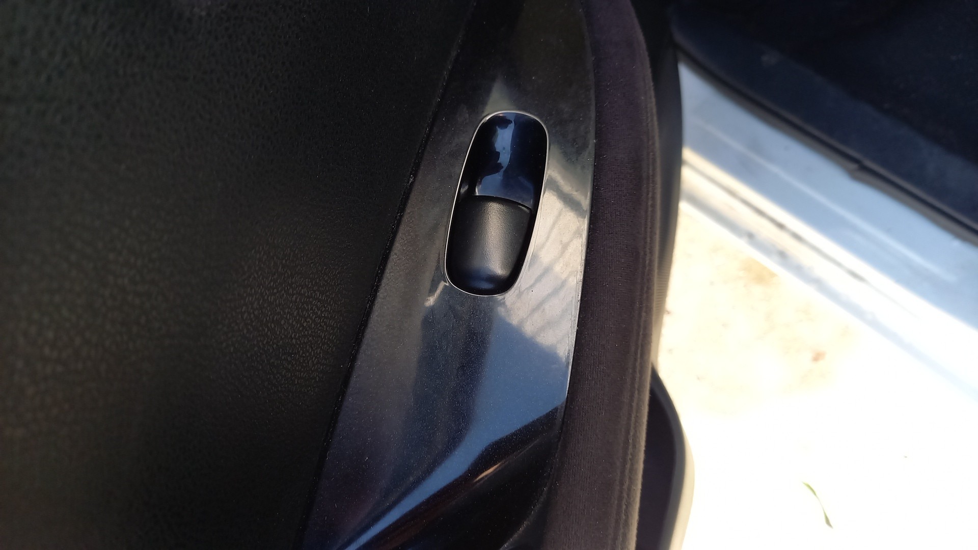 Botão / Interruptor Vidro Trás Esquerdo NISSAN LEAF (ZE0) | 10 - 