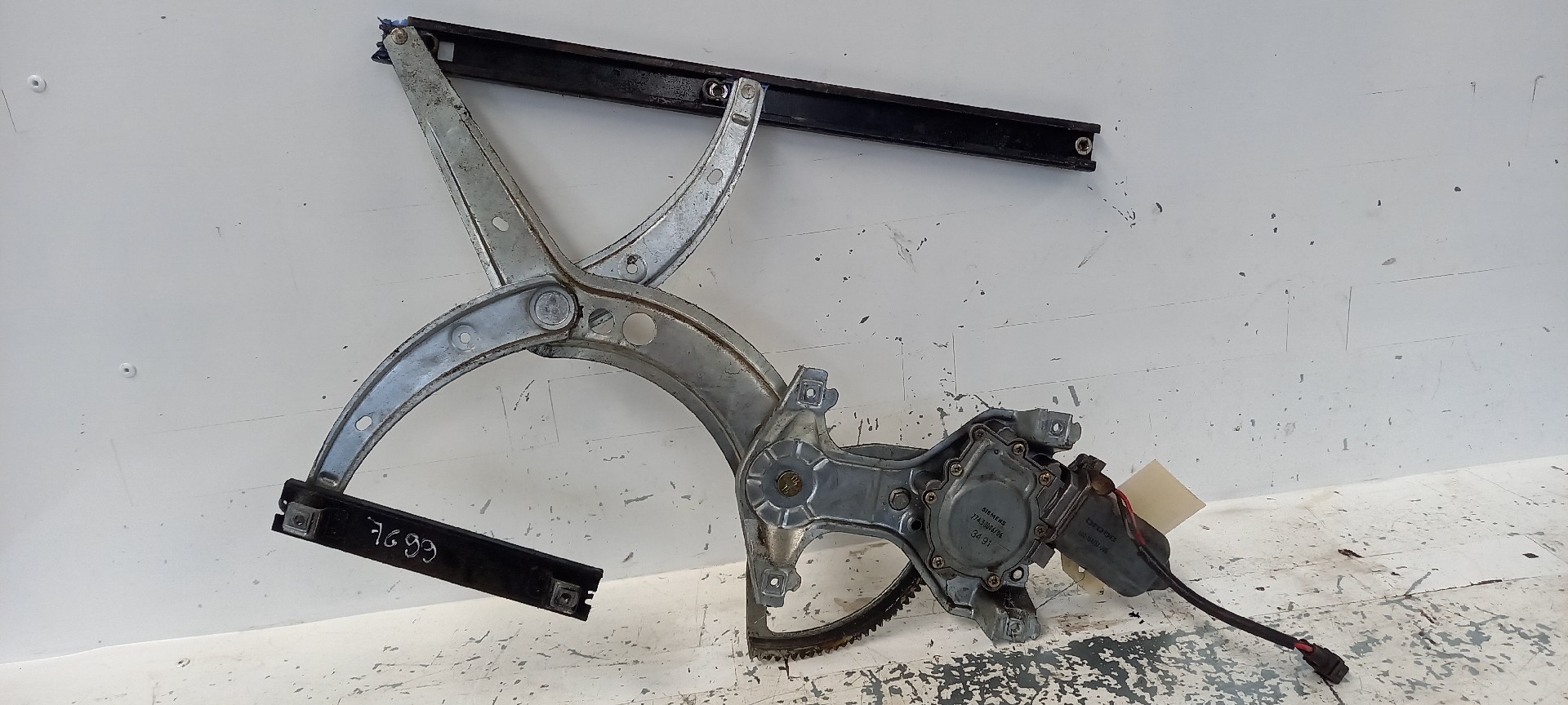 Elevador de Vidro Frente Esquerdo VOLKSWAGEN PASSAT (3A2, 35I) | 88 - 97