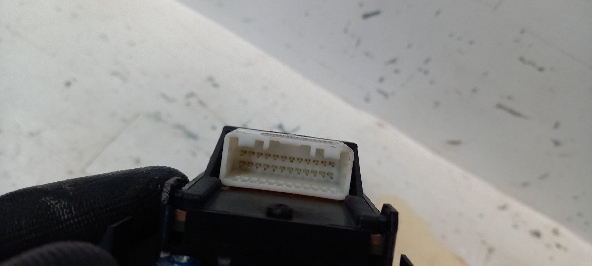 Botão / Interruptor Vidro Frente Esquerdo TOYOTA COROLLA três volumes (_E12_) | 00 - 08 Imagem-1