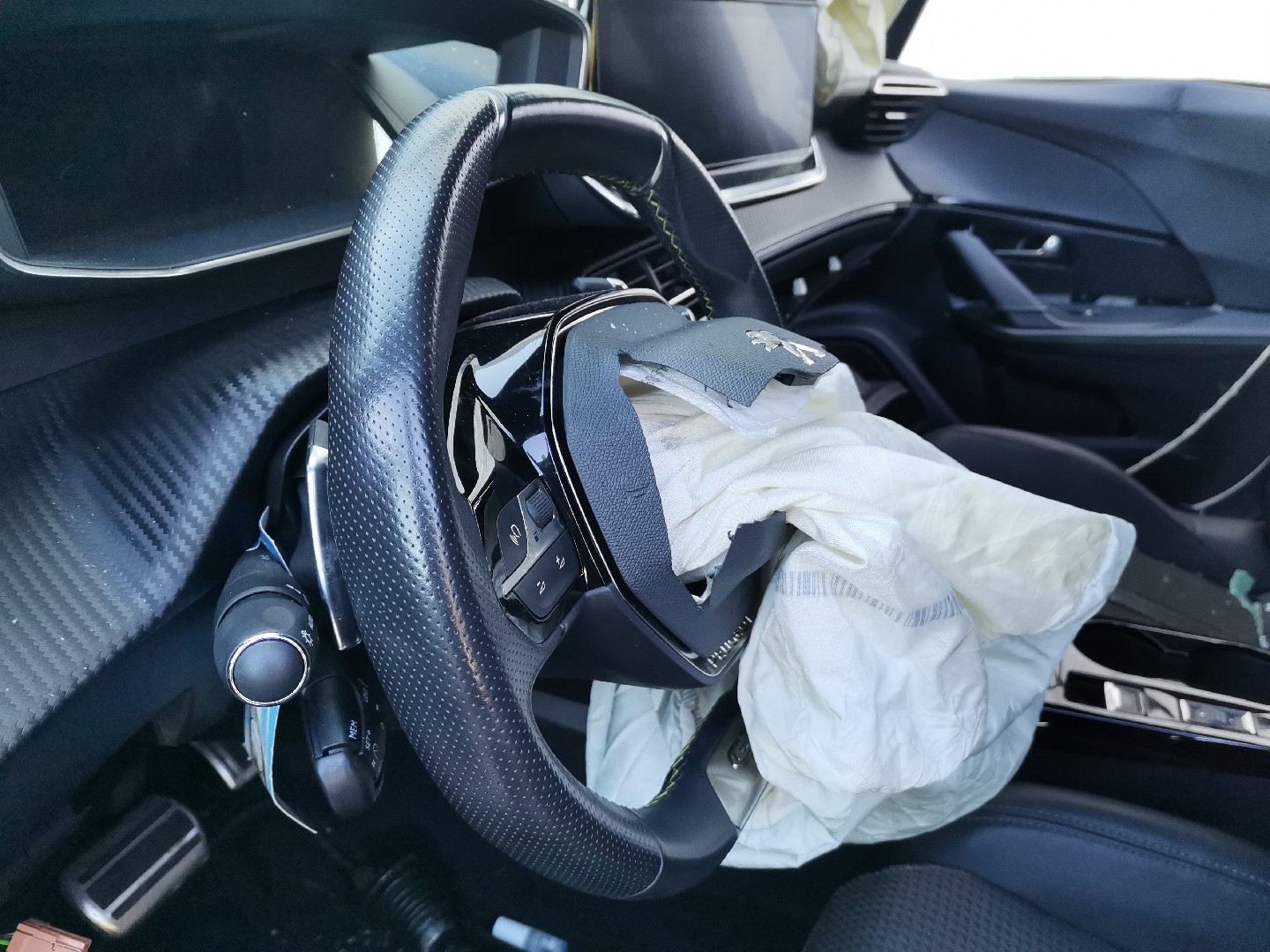 Volante PEUGEOT 2008 II (U_) | 19 - 