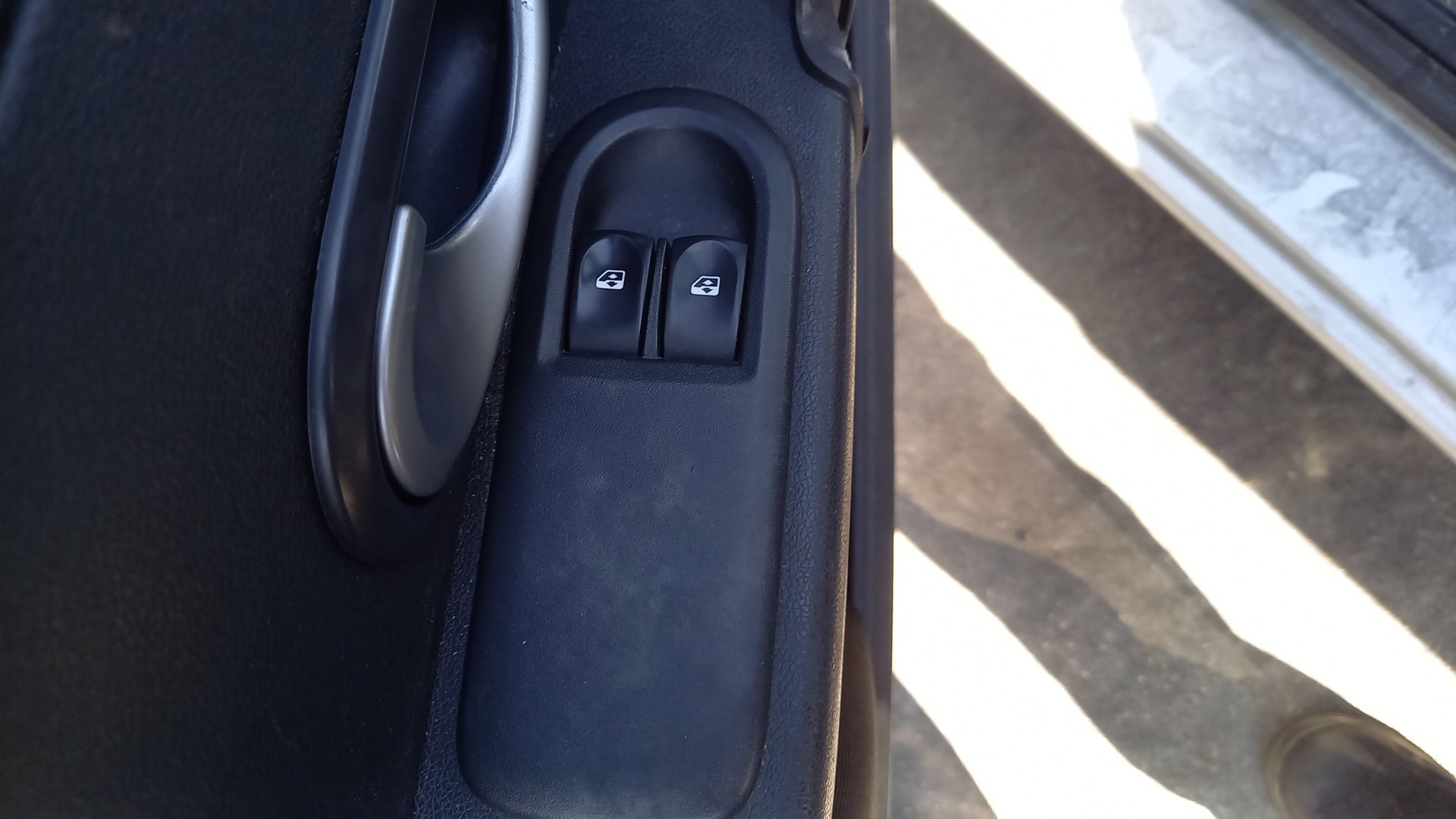 Botão / Interruptor Vidro Frente Esquerdo RENAULT CLIO III (BR0/1, CR0/1) | 05 - 