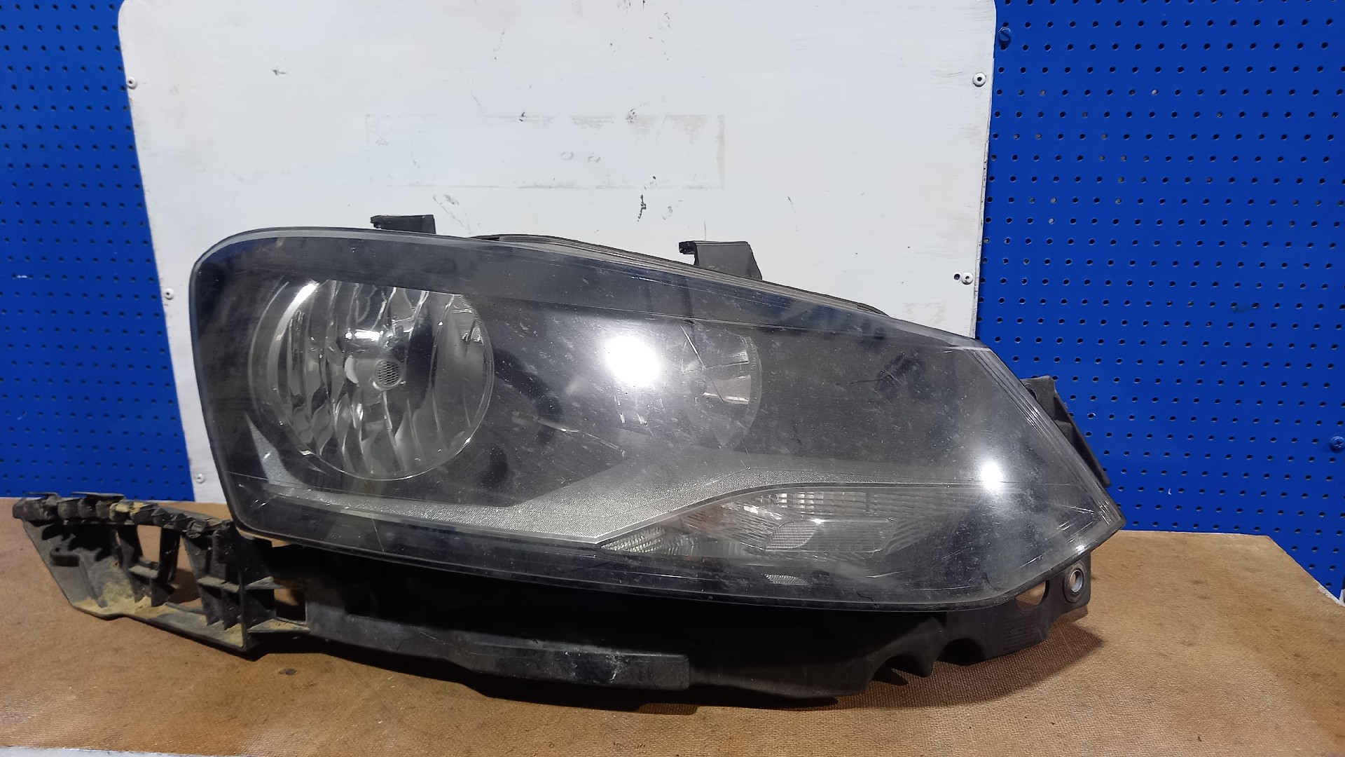 Right Headlight  VOLKSWAGEN POLO (6R1, 6C1) | 09 - 