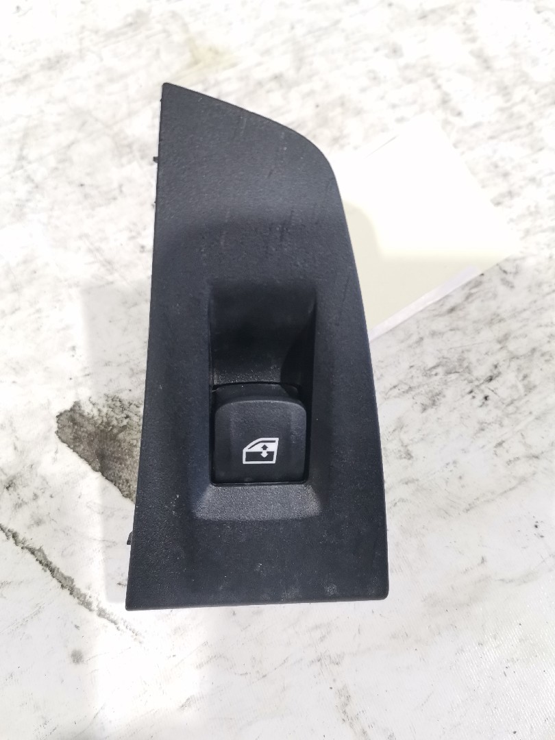 Botão / Interruptor Vidro Trás Esquerdo BMW 1 (F40) | 19 - 