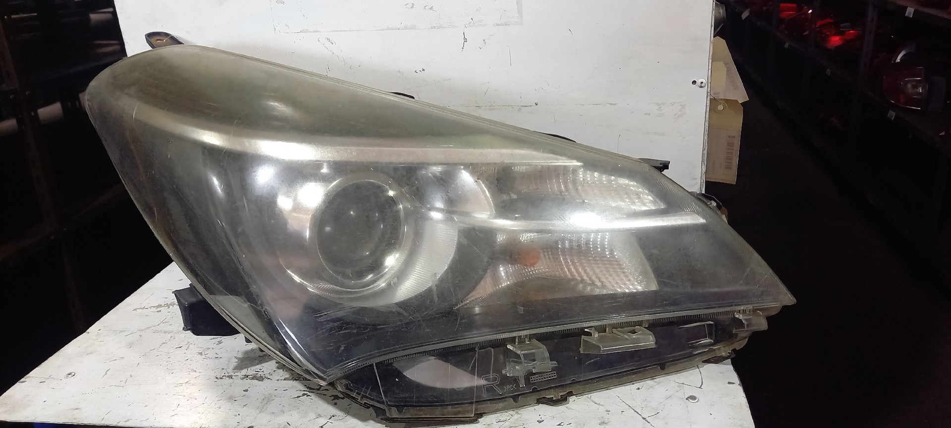 Right Headlight  TOYOTA YARIS (_P13_) | 10 - 