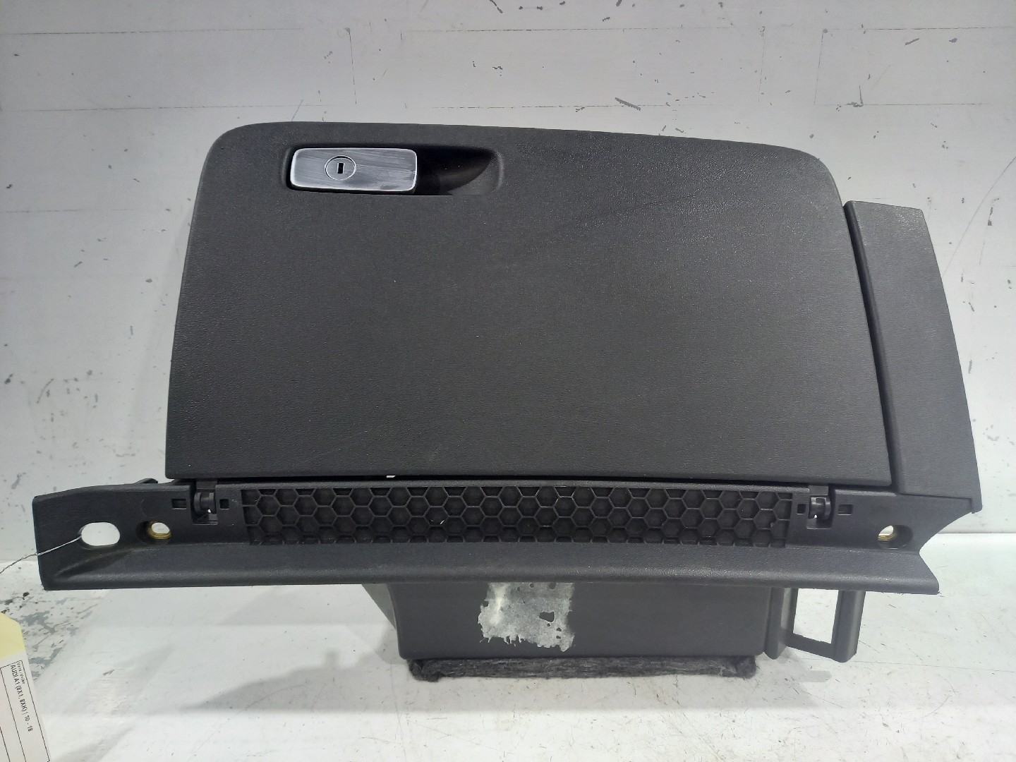 Porta-Luvas AUDI A1 (8X1, 8XK) | 10 - 18