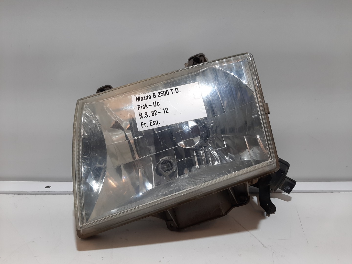 Farol Esq MAZDA B-SERIE (UN) | 98 - 08