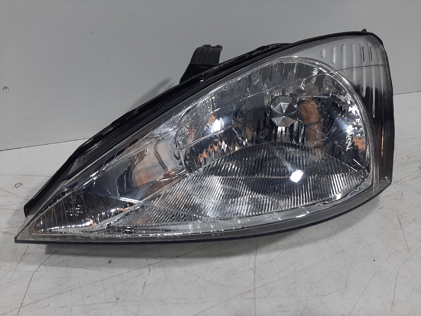 Farol Esq FORD FOCUS três volumes (DFW) | 99 - 09