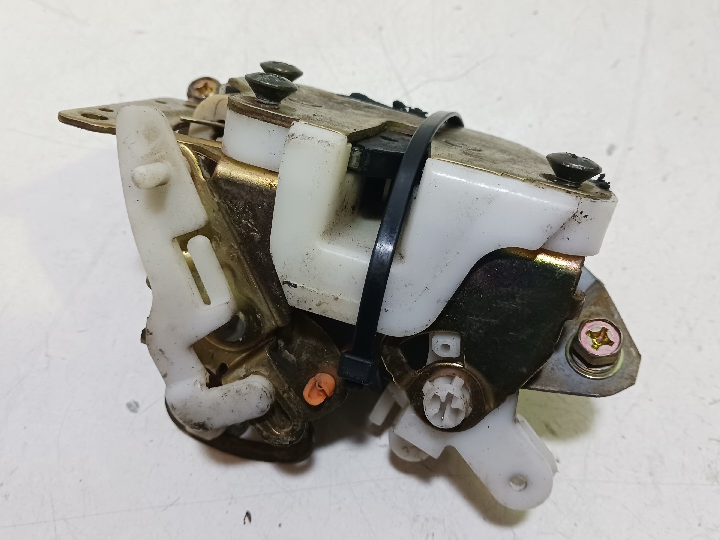 Fecho da Porta Trás Esq MITSUBISHI PAJERO SPORT VAN I (K90) | 99 - 08