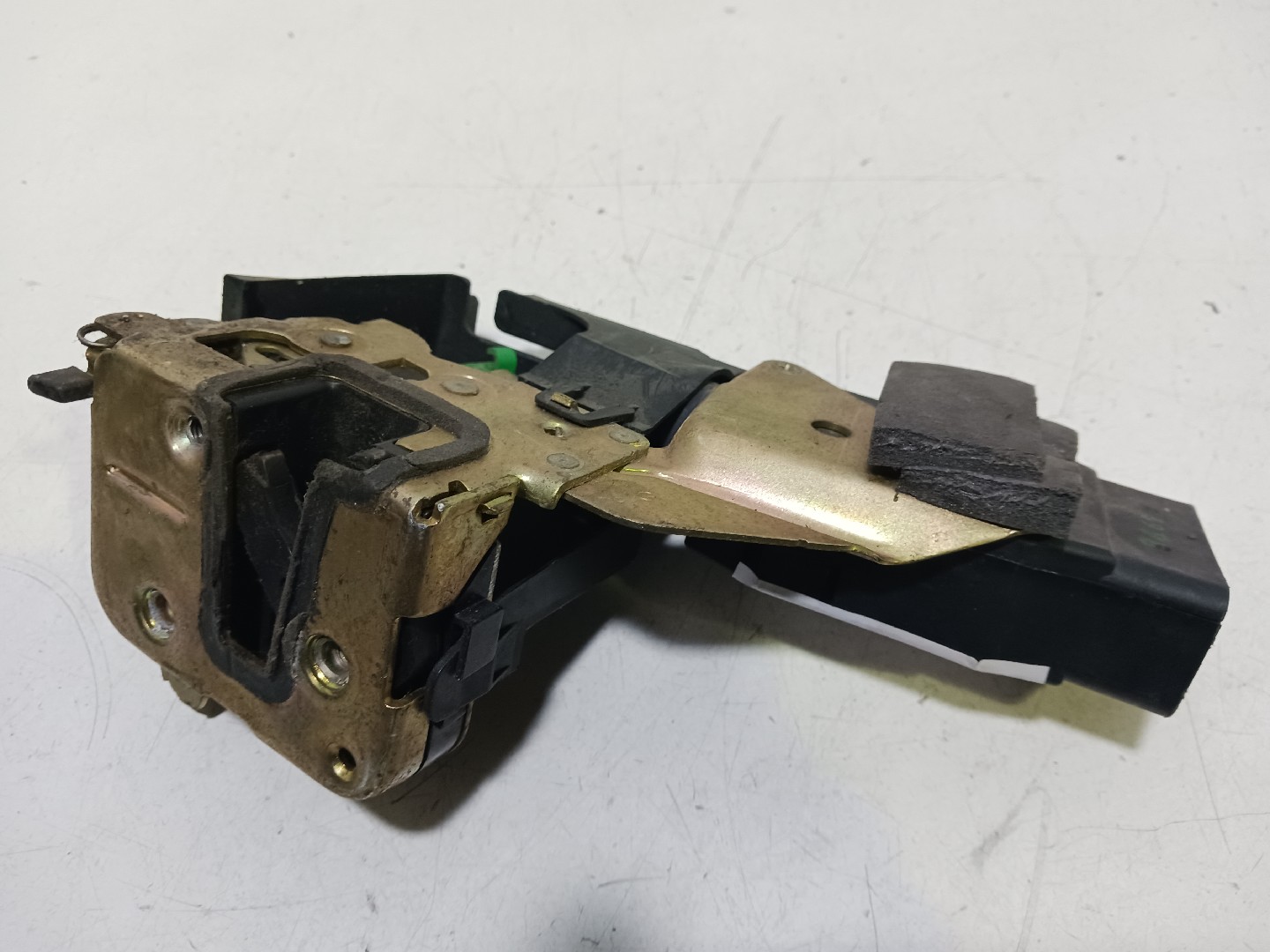 Fecho da Porta Trás Esq MITSUBISHI CARISMA (DA_) | 95 - 06