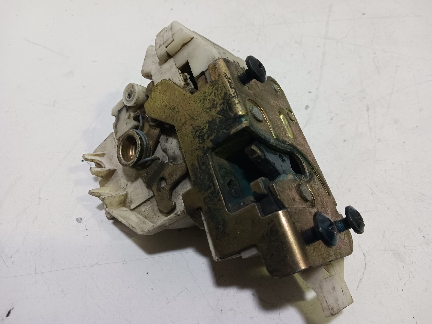 Fecho da Porta Trás Esq FORD MONDEO II (BAP) | 96 - 00