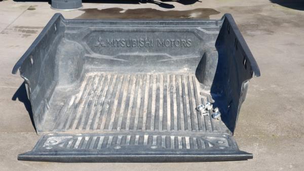 Cobertura da Caixa de Carga MITSUBISHI L200 (KJ_, KK_, KL_) | 14 - 