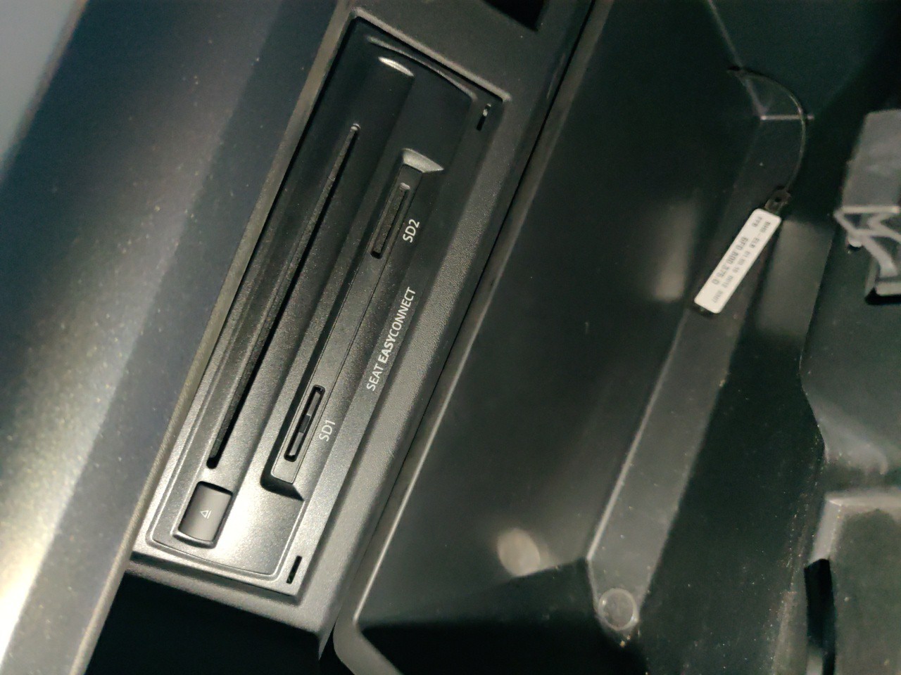 Caixa dos CDs do radio SEAT ARONA (KJ7) | 17 - 