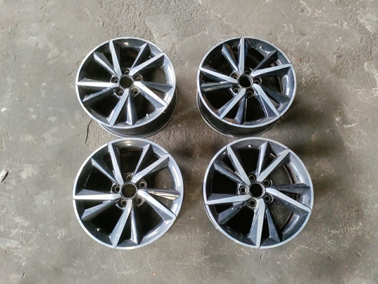 Conjunto de Jantes Especiais 17 polegadas jogo TOYOTA AURIS (_E18_) | 12 - 18 Imagem-10 Conjunto de Jantes Especiais 17 polegadas jogo TOYOTA AURIS (_E18_) | 12 - 18 Imagem-10