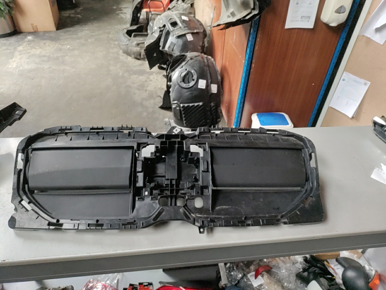 Entrada de Ar / Suporte da Grelha Frontal Central BMW 2 U06 active tourer