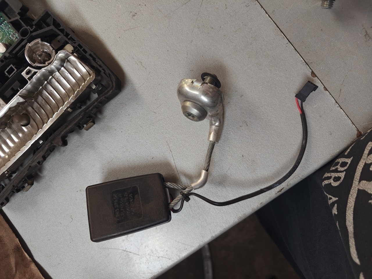 Encaixe Cinto Tras Esquerdo BMW 5 Touring (F11) | 09 - 17