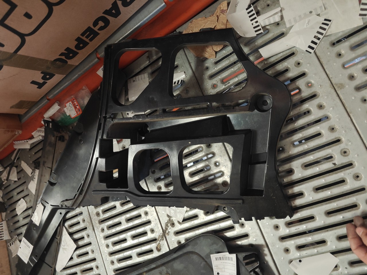 Suporte/ Guia Direita do Parachoques Tras BMW 3 Touring (E91) | 04 - 12