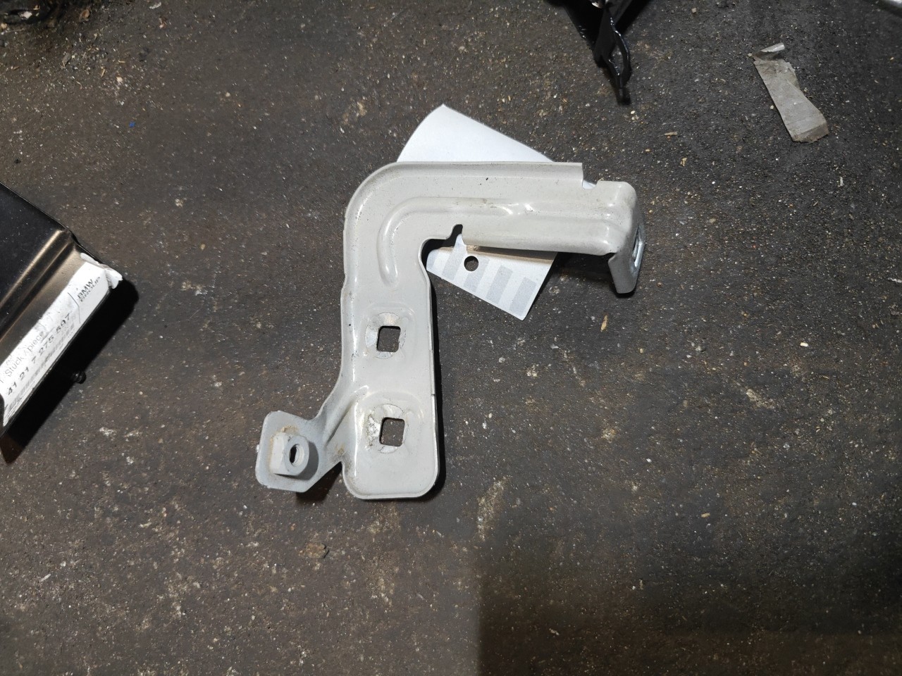 Suporte / Guia Direita do Guarda Lamas BMW 1 (F20) | 11 - 19