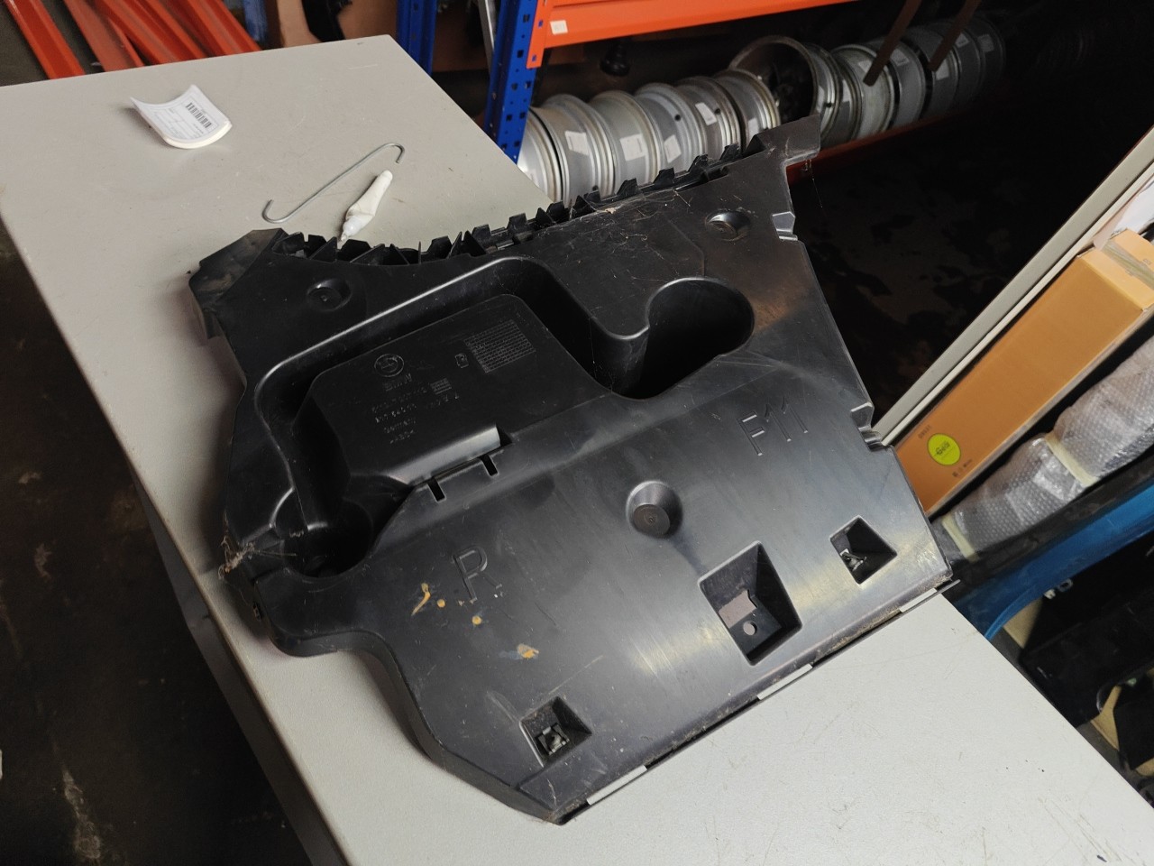 Suporte/ Guia Direita do Parachoques Tras BMW 5 Touring (F11) | 09 - 17