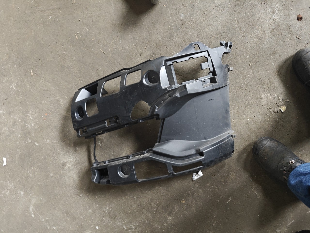 Suporte / Guia Esquerda do Parachoques Frente BMW 5 (G30, F90) | 16 - 