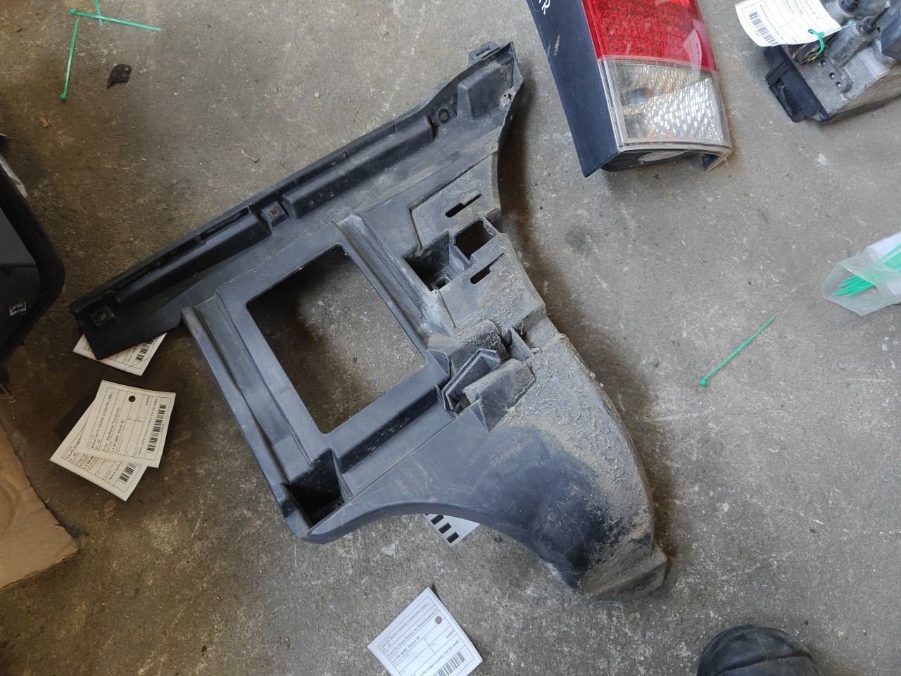 Suporte/ Guia Direita do Parachoques Tras VOLVO XC70 CROSS COUNTRY (295) | 97 - 07